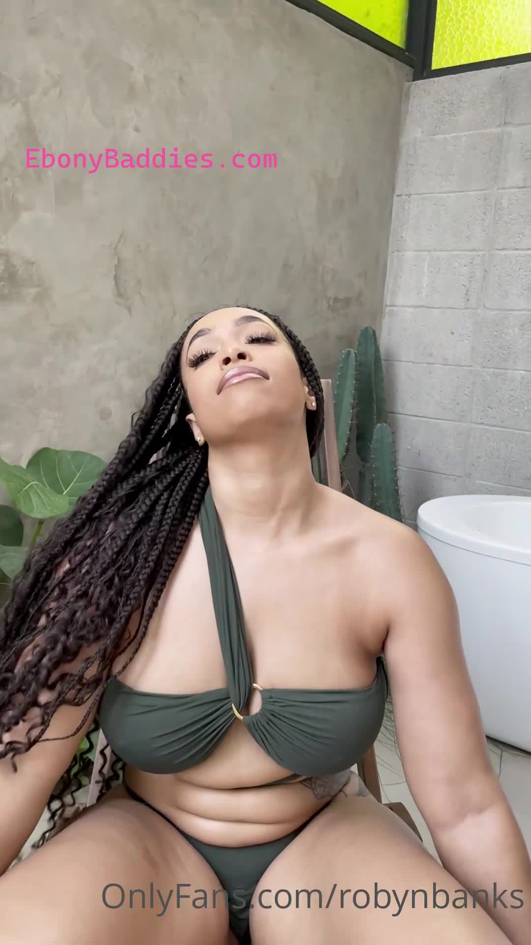 robynbanks thick baddie twerking her ass 5
