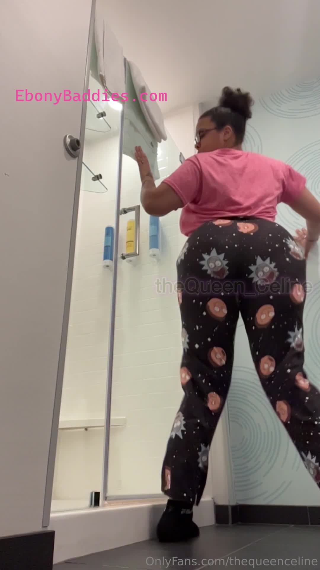 thequeenceline twerking lightskin thick bitch 35