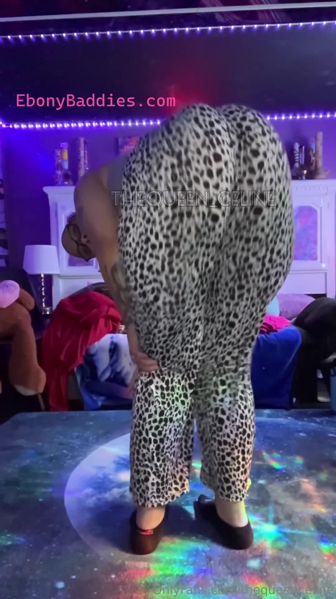 thequeenceline twerking lightskin thick bitch 49