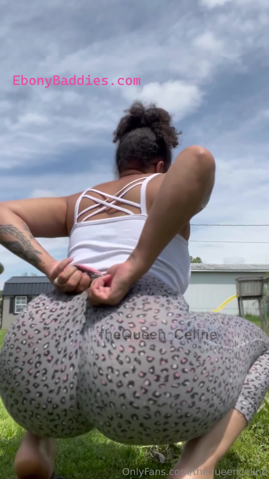 thequeenceline twerking lightskin thick bitch 27
