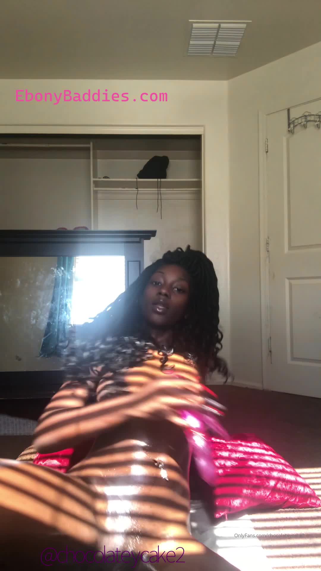 chocolateycake2 sexy darkskin baddie playing with her self  6