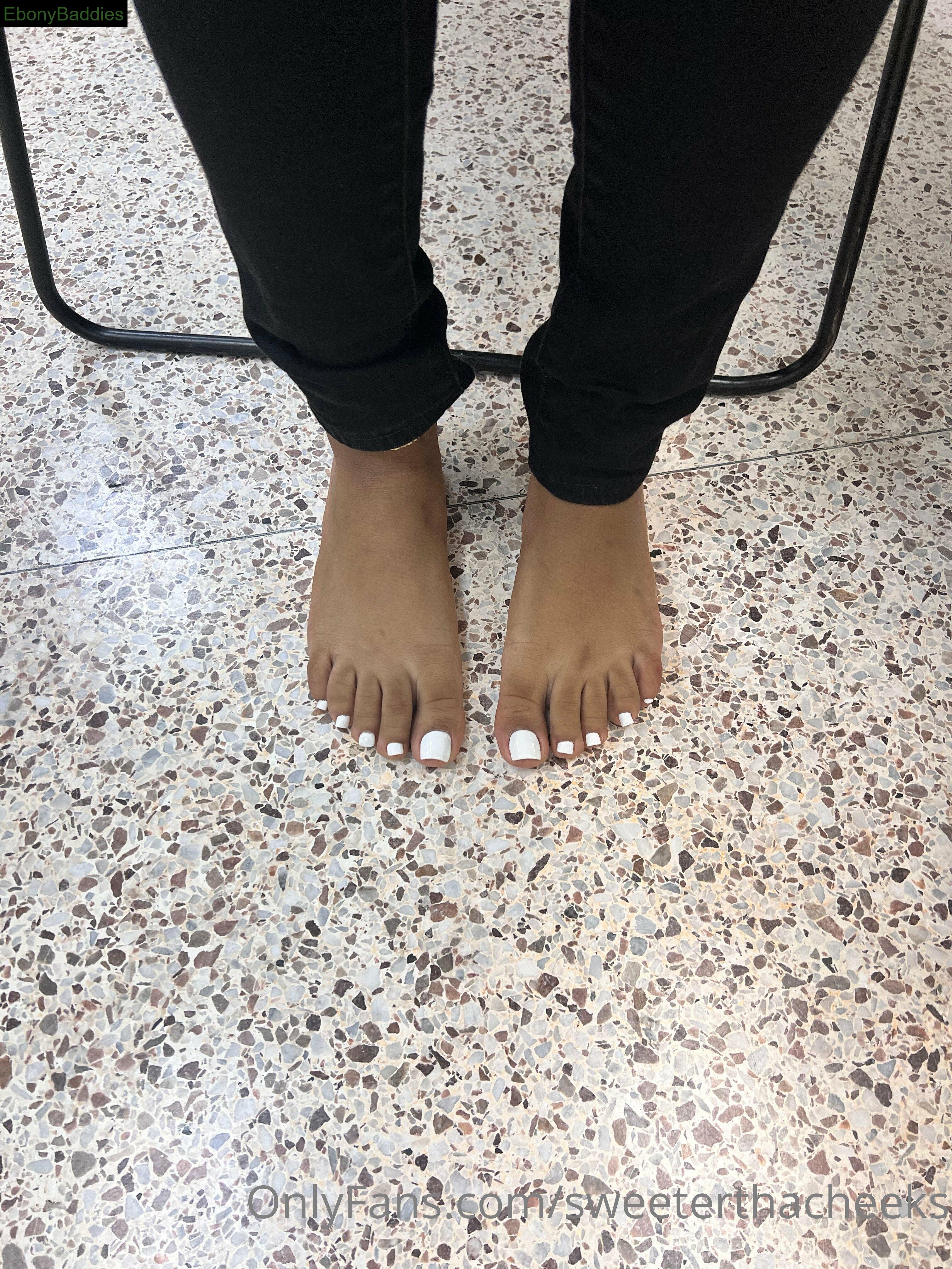 ninirenaem feet